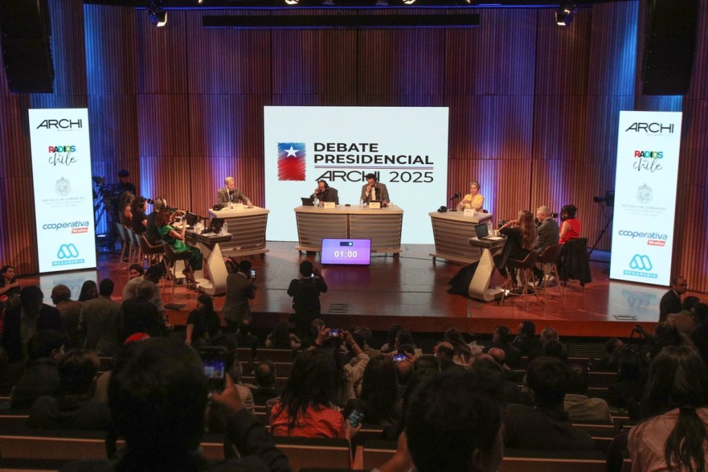 Candidatos presidenciales se enfrentan en el debate de Archi con las expectativas a favor de Kast