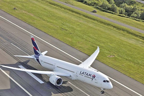 <p>Latam Airlines proyecta una generación de flujo de US$ 1.700 millones para 2026 y aumento en operaciones de pasajeros hasta 10%</p>