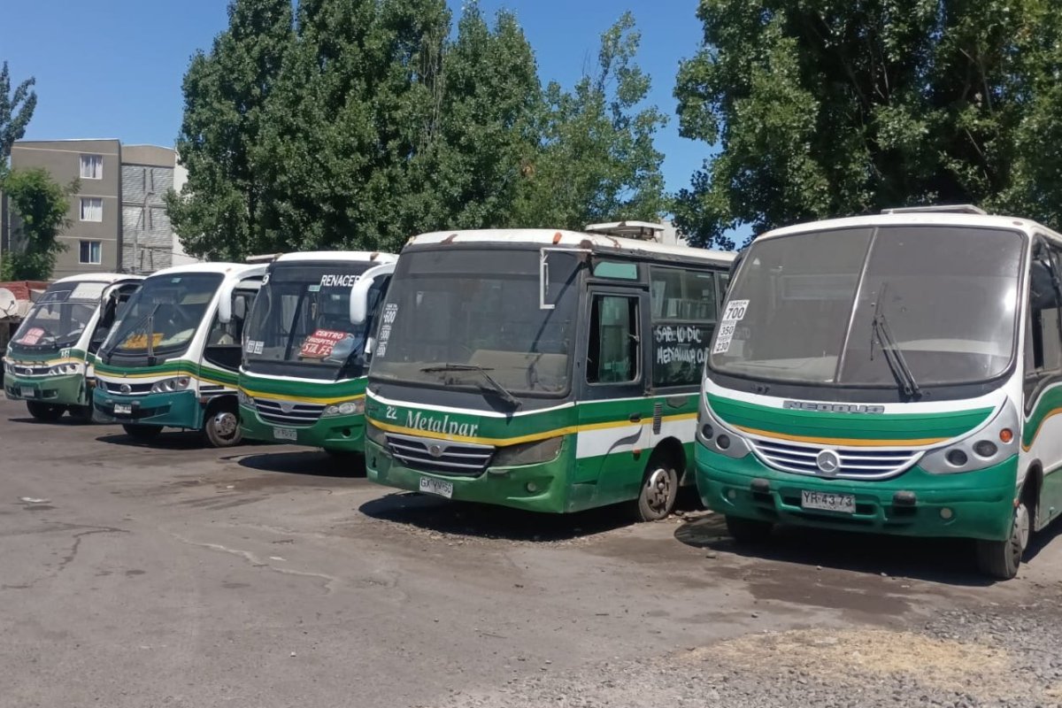 <p>"Estoy lleno de máquinas, pero no tengo choferes": Buses Renacer de Curicó cierra operaciones por competencia de salarios mineros</p>