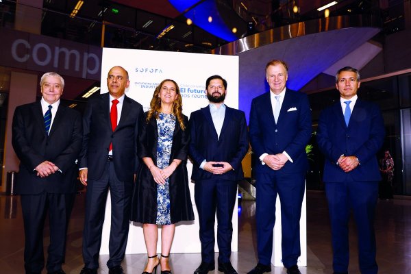 Rosario Navarro y el Presidente Boric (al centro) protagonizaron los discursos en el encuentro de Sofofa. Los acompañan en la imagen Jorge Ortúzar, Gonzalo Said, Heriberto Urzúa y Rodrigo Yáñez.