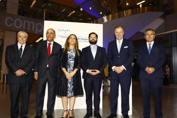 Rosario Navarro y el Presidente Boric (al centro) protagonizaron los discursos en el encuentro de Sofofa. Los acompañan en la imagen Jorge Ortúzar, Gonzalo Said, Heriberto Urzúa y Rodrigo Yáñez.