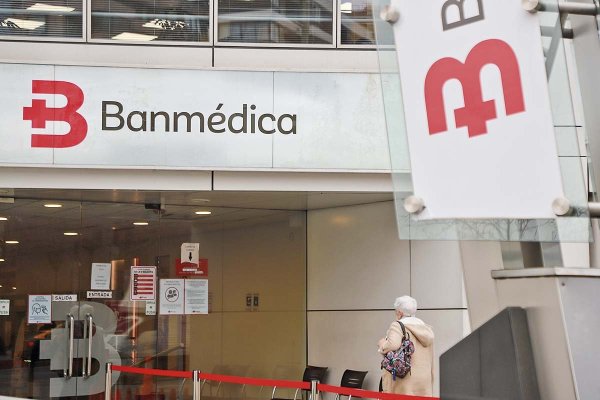 <p>Exdueños vuelven a Banmédica pero como actores secundarios: ¿quiénes son los aportantes de los fondos que se quedan con el holding?</p>