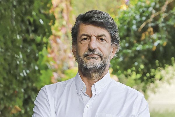 Claudio Agostini, economista y académico de la Universidad Adolfo Ibáñez: “Debiera existir un monitoreo permanente de las cuentas de notarios, conservadores y parlamentarios”