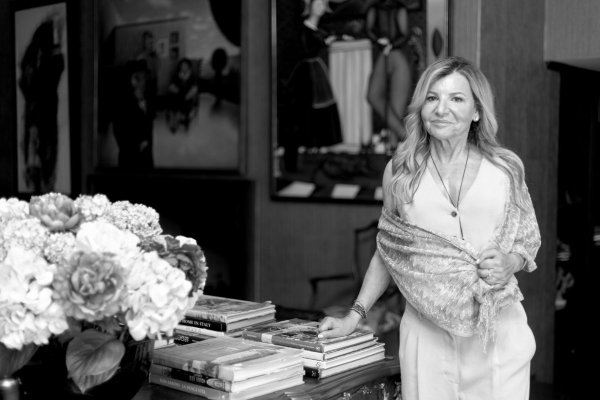 <p>Débora Calderón publica libro sobre su padre, fundador de Ripley: “Era muy distinto a los otros grandes empresarios; don Horst Paulmann se reía mucho con él”</p>