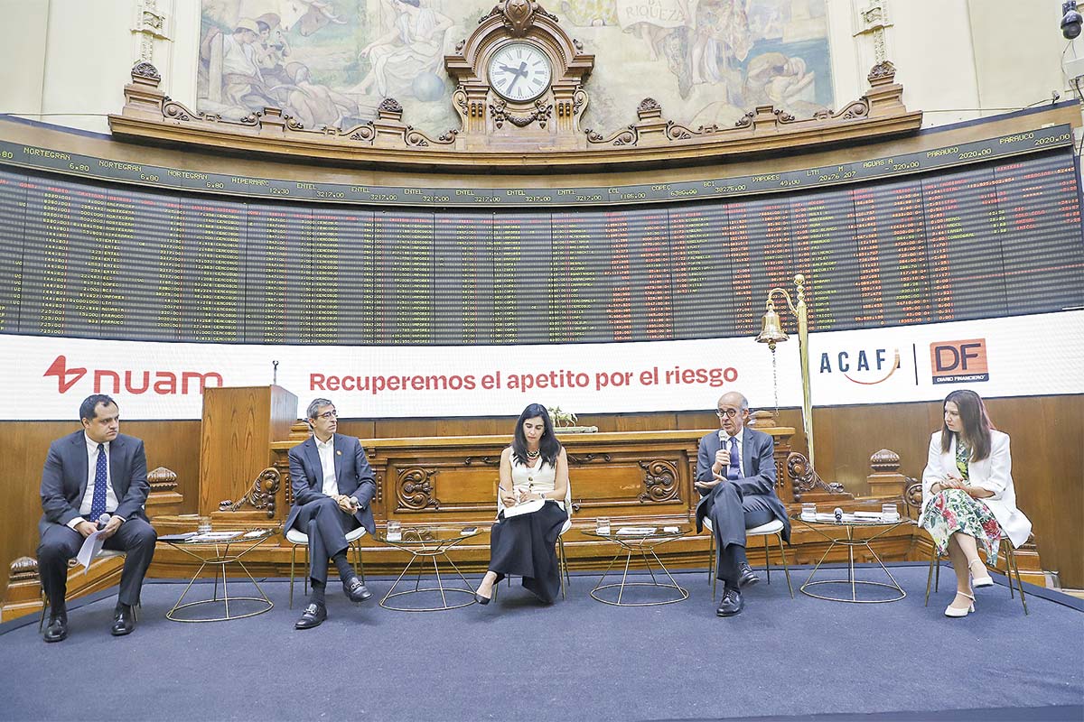 <p>De izquierda a derecha: editor de Finanzas de DF, Nicolás Cáceres; el CEO de nuam, Juan Pablo Córdoba; la gerenta general de la Acafi, Pilar Concha; el presidente del DCV, Guillermo Tagle; y la comisionada de la CMF, Catherine Tornel. Foto: Julio Castro</p>