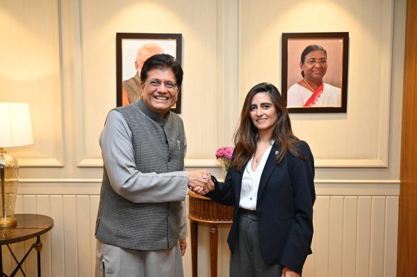 <p>El ministro de Comercio e Industria indio, Piyush Goyal, junto a la subsecretaria Sanhueza.</p>