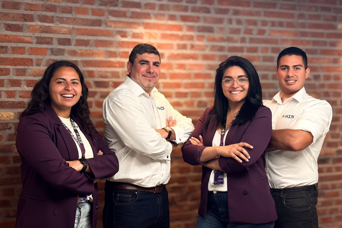 <p>Al medio, José Ignacio Marmolejo (CEO y fundador), junto a parte del equipo de Health Intelligence Solutions.</p>