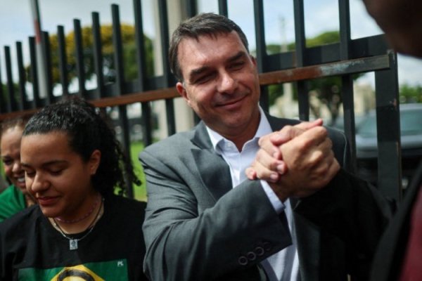 Hijo de Bolsonaro confirma su candidatura presidencial y califica la decisión de "irreversible"