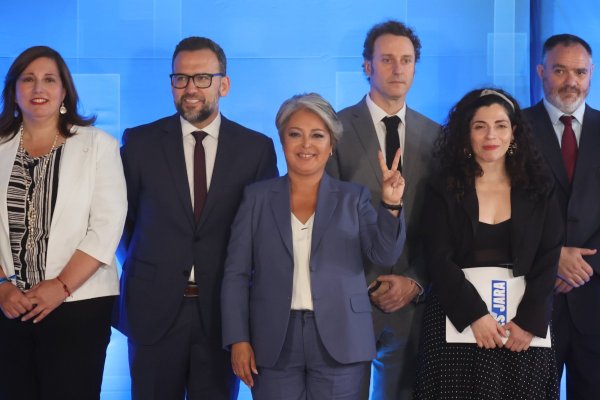 <p>La candidata Jeannette Jara durante su participación anoche en el debate presidencial, organizado por Anatel, (Foto: Aton Chile)</p>