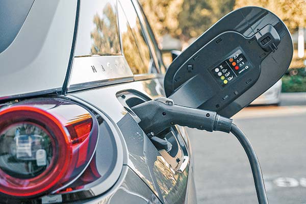 <p>Informe de Bci advierte un "muy alto" riesgo de incumplimiento de la meta de vender solo autos eléctricos en Chile para el 2035</p>