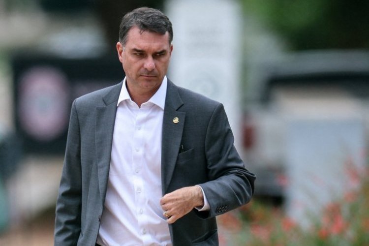 <p>Candidatura de hijo de Bolsonaro hace que inversionistas extranjeros retiren US$ 370 millones de B3</p>