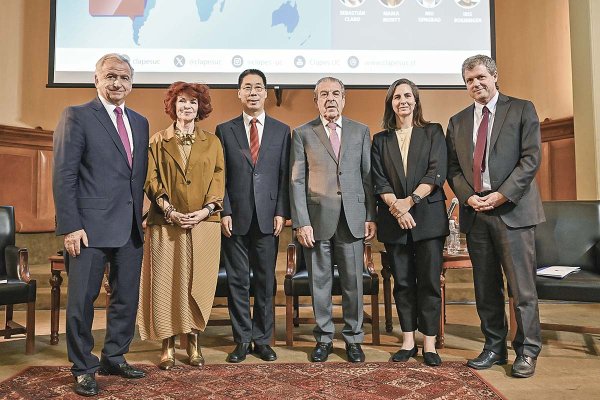 <p>Felipe Larraín junto Iris Boeninger, el embajador Niu Qingbao, el expresidente Eduardo Frei, María Montt y Sebastián Claro. </p>
