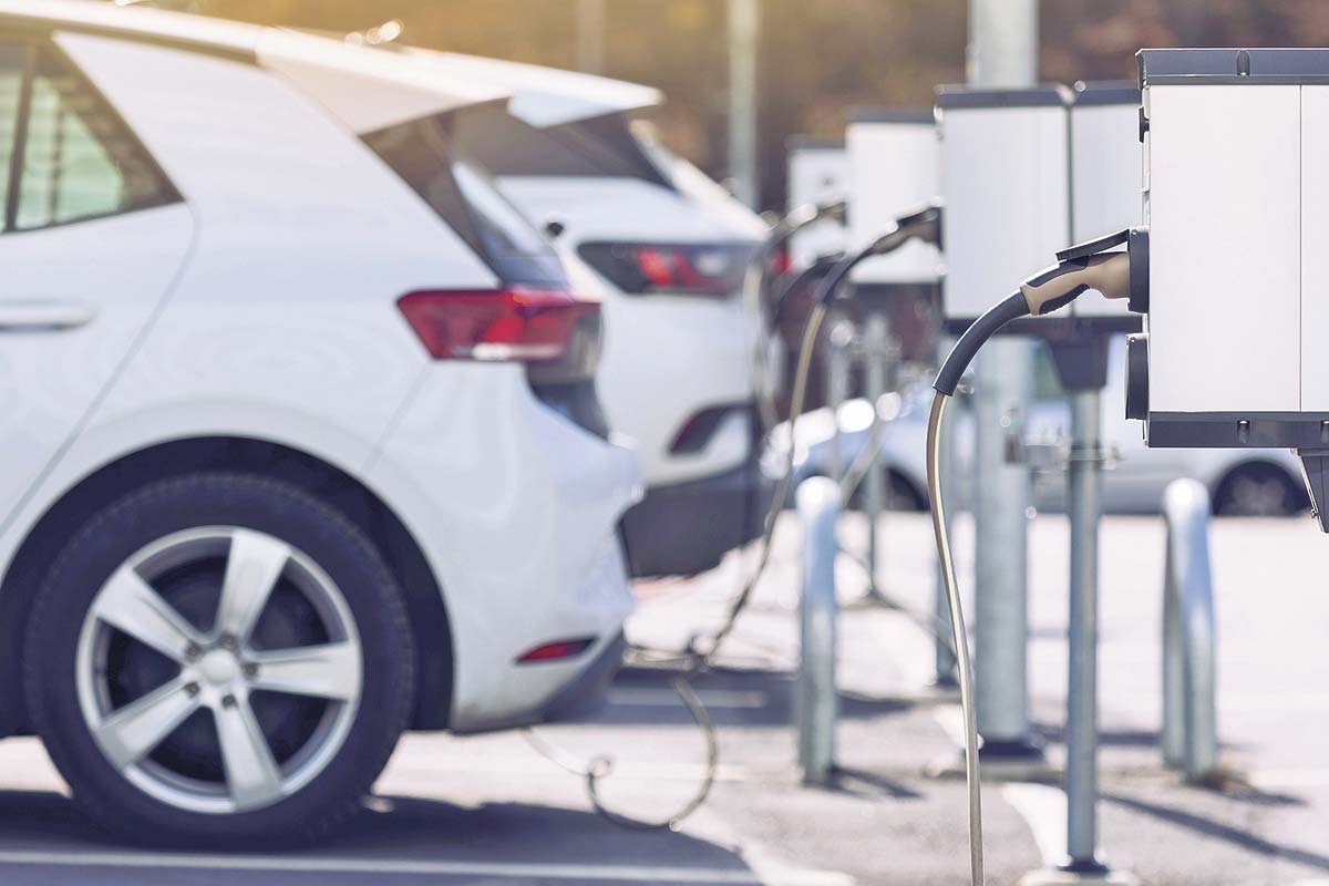 <p>Informe de Bci advierte un "muy alto" riesgo de incumplimiento de la meta de vender solo autos eléctricos en Chile para el 2035</p>