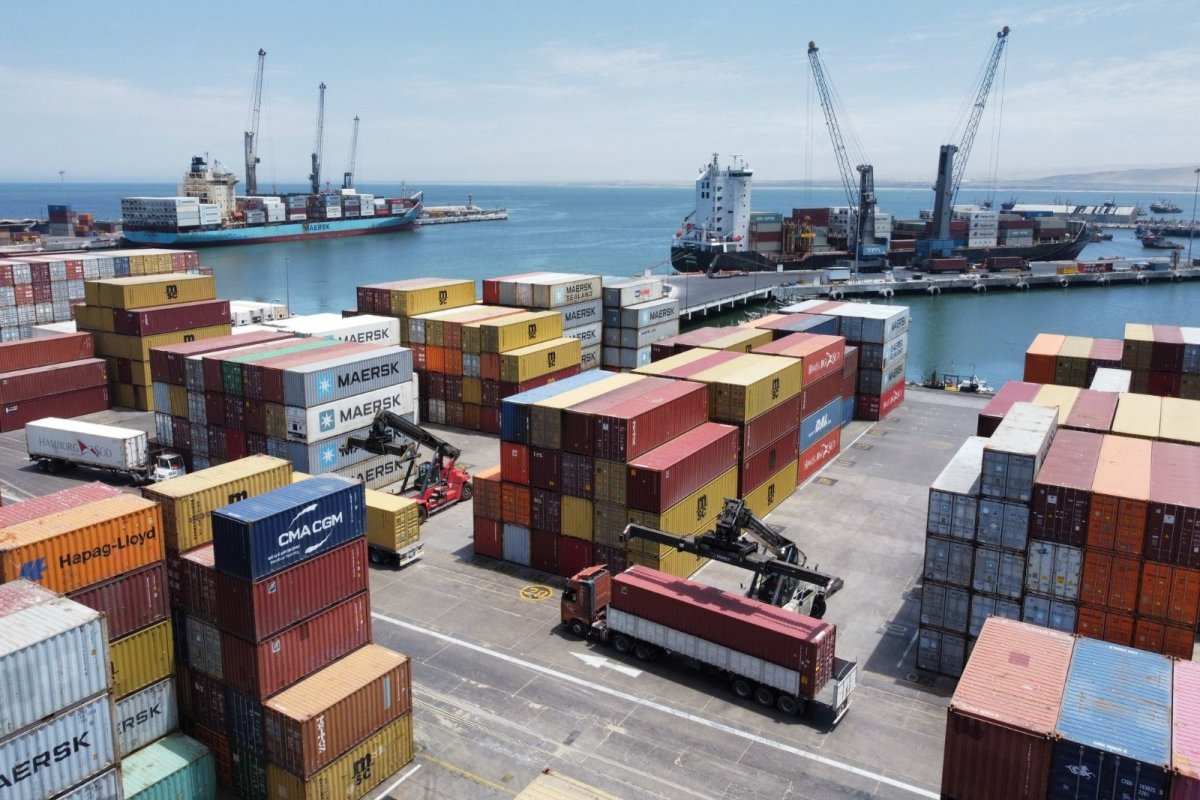 <p>Puerto de Arica está cerrando un año récord operando al límite de su capacidad por auge en flujos de carga boliviana</p>