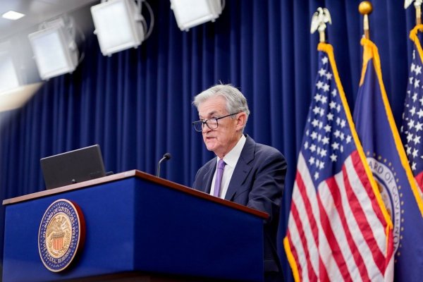 <p>Fed baja la tasa al nivel más bajo en tres años y Powell descarta un alza como escenario base para la próxima reunión</p>
