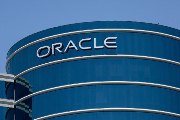 <p>Acción de Oracle sufre mayor caída desde 2001 por gasto récord en IA y borra más de US$ 100 mil millones en valor de mercado</p>
