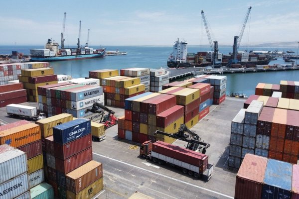 <p>Puerto de Arica está cerrando un año récord operando al límite de su capacidad por auge en flujos de carga boliviana</p>