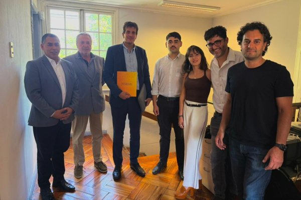 Los diputados Leonardo Soto y Diego Schalper fueron acompañados de la abogada del estudio PPU, María Jesús Ibáñez, el cofundador de Políglota, Nicolás Fuenzalida, y el managing partner de WeBoost, Cristián Velasco. En el comando de Kast, fueron recibidos por el asesor Jorge Atton.