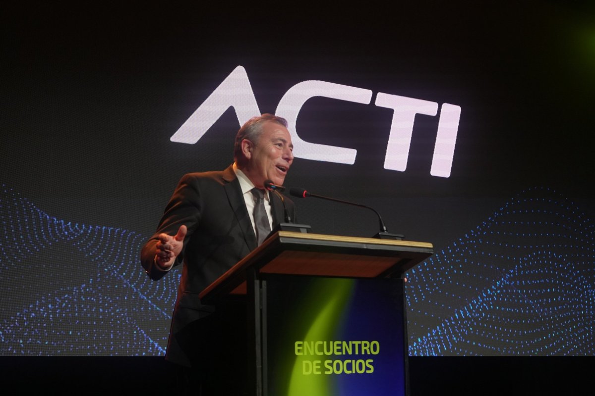 <p>El presidente de la ACTI, Francisco Guzmán, durante su discurso en el Encuentro de Socios 2025 del gremio. (Foto: e-press Comunicaciones)</p>