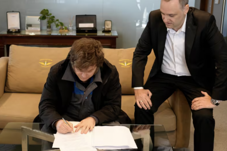 <p>Milei firma reforma laboral con puntos clave en vacaciones, indemnizaciones, despidos y los "bancos de horas extras"</p>