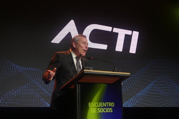 <p>El presidente de la ACTI, Francisco Guzmán, durante su discurso en el Encuentro de Socios 2025 del gremio. (Foto: e-press Comunicaciones)</p>