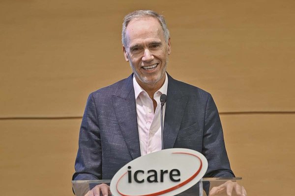 <p>Enrique Ostalé en evento de Icare.</p>