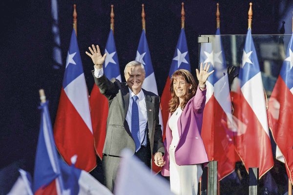 <p>Acompañado de su esposa, María Pía Adriasola, el candidato presidencial José Antonio Kast lideró su cierre de campaña en Temuco. Foto: Reuters</p>