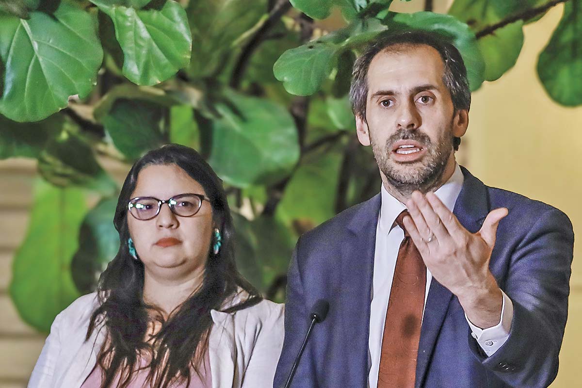 <p>La titular de la Dipres, Javiera Martínez, junto al ministro de Hacienda, Nicolás Grau. Foto: Ministerio de Hacienda</p>