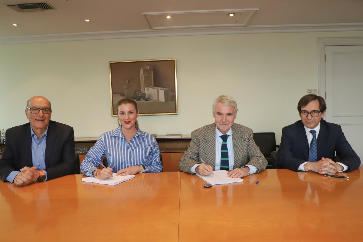 <p>El presidente del directorio de Elecmetal, Baltazar Sánchez, junto a Soledad Quezada, general counsel Latam de The Weir Group. Les acompañan Eugenio Arteaga, gerente general de Elecmetal, y Ricardo Garib, presidente del directorio de Weir Minerals Chile.</p>