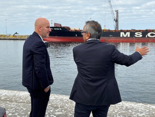 <p>Fuente: U.S. Ambassador to Chile. Brandon Judd visitando el puerto de Antofagasta.</p>