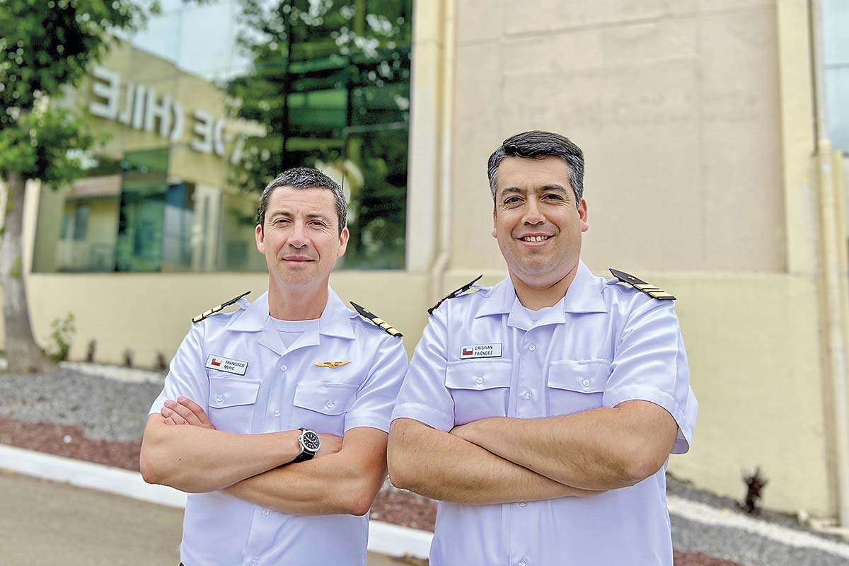 <p>El comandante Francisco Meric y el capitán de corbeta Cristián Faúndez.</p>
