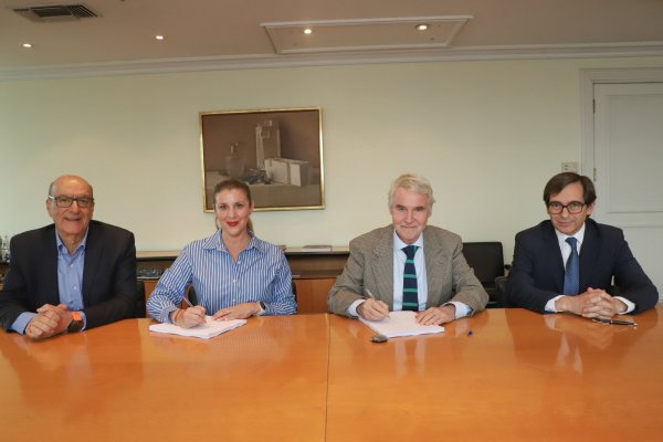 <p>El presidente del directorio de Elecmetal, Baltazar Sánchez, junto a Soledad Quezada, general counsel Latam de The Weir Group. Les acompañan Eugenio Arteaga, gerente general de Elecmetal, y Ricardo Garib, presidente del directorio de Weir Minerals Chile.</p>