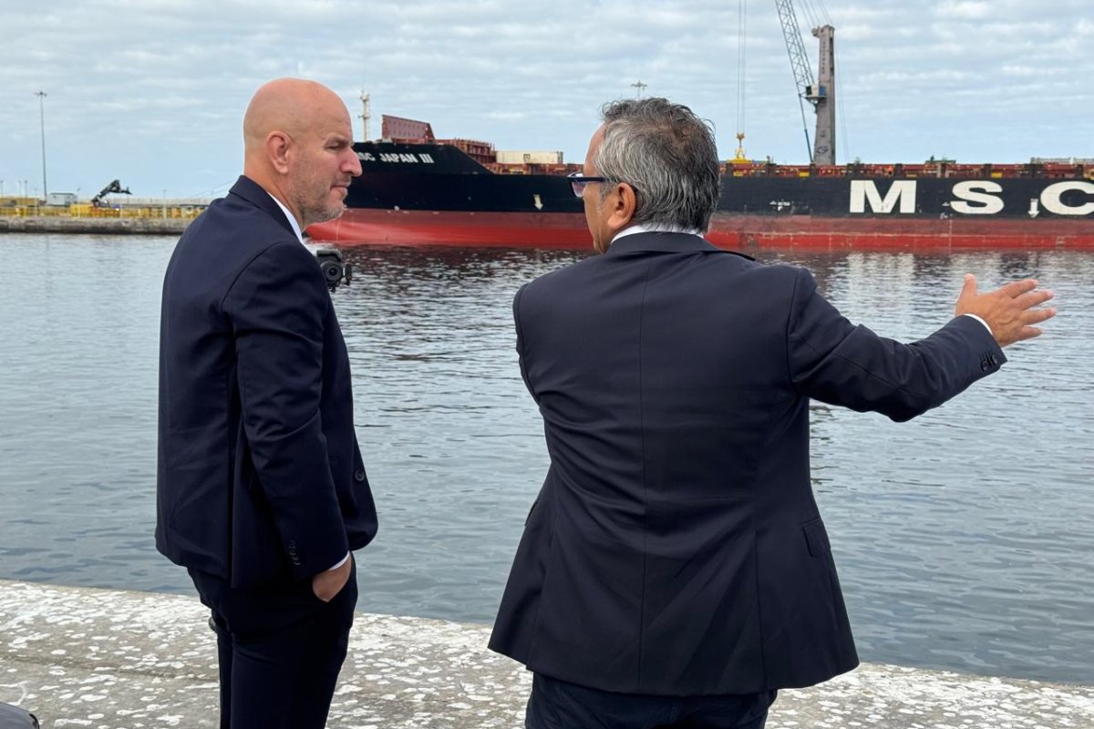 <p>Fuente: U.S. Ambassador to Chile. Brandon Judd visitando el puerto de Antofagasta.</p>