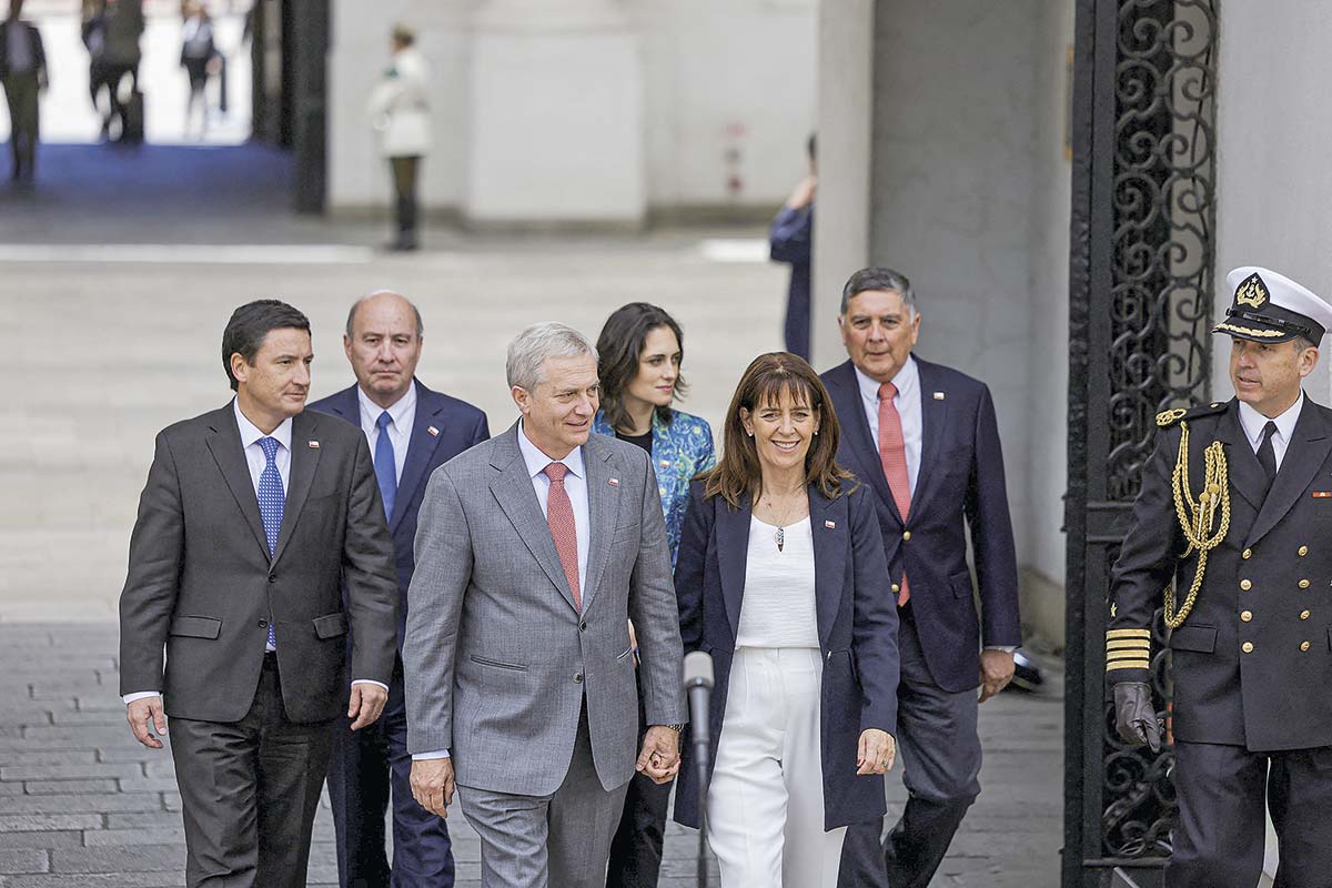 <p>El círculo de hierro de Kast acudió ayer a la cita en Palacio. Foto: Reuters</p>