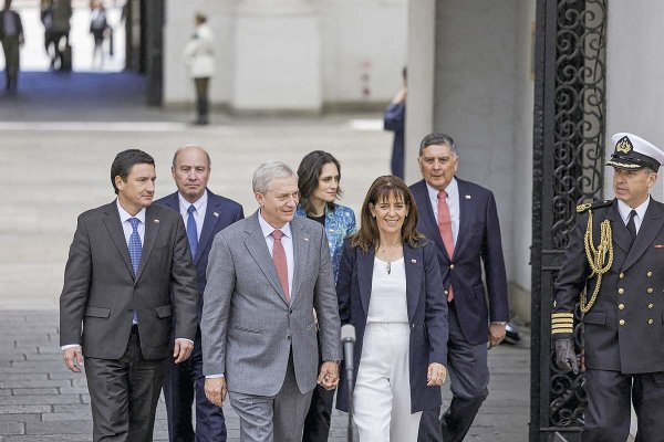 <p>El círculo de hierro de Kast acudió ayer a la cita en Palacio. Foto: Reuters</p>