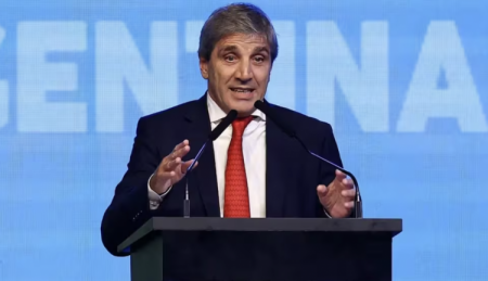 Caputo sigue de compras: en silencio, adquirió otros US$ 320 millones en divisas