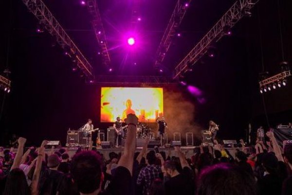 <p>¿Cómo es la industria del entretenimiento en Chile? Centrada en conciertos, con Santiago dominando las ventas y más empleo estable</p>