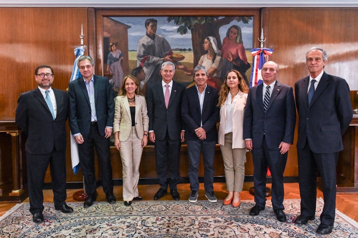 <p>Kast junto al ministro de Economía, Luis Caputo, José Luis Daza; y la delegación empresarial.  Imagen Tele 13</p>