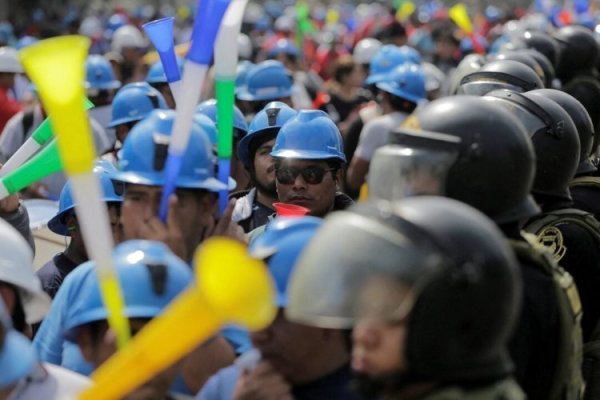 <p>Congreso de Perú aprueba prórroga de un año del permiso temporal para mineros informales</p>