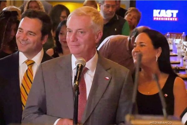 <p>Ahora en DF | Kast aclara que la motosierra solo fue para la foto que se sacó con Milei: ¿Vamos a hacer lo mismo acá? No"</p>