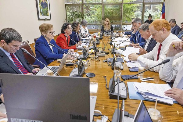 <p>La consejera Stephany Griffith-Jones asistió a su última presentación del IPoM. Foto: Senado</p>