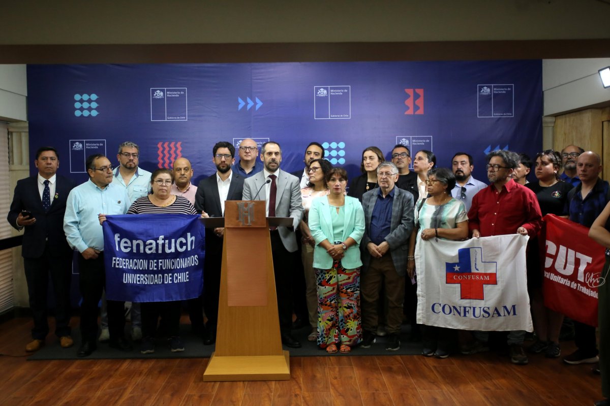 <p>La tarde del miércoles, autoridades y funcionarios públicos firmaron acuerdo. Foto: Aton Chile</p>