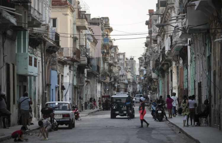 <p>Cuba devalúa el peso y establece un nuevo tipo de cambio más cercano al valor del dólar en el mercado negro</p>