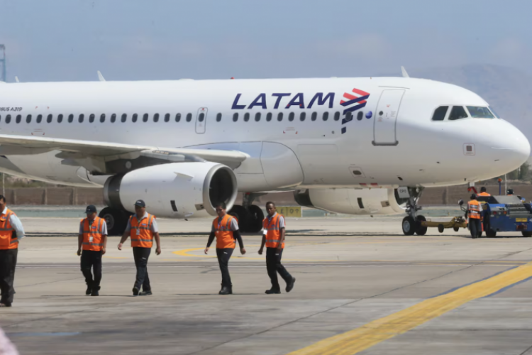 <p>Latam Airlines Perú cancela cuatro rutas internacionales y evalúa descartar más por la tarifa de conexión</p>