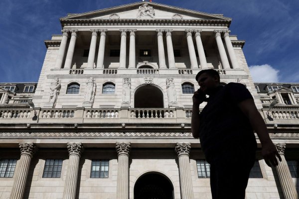 <p>El Banco de Inglaterra baja las tasas en una votación reñida, pero muestra cautela sobre el futuro</p>