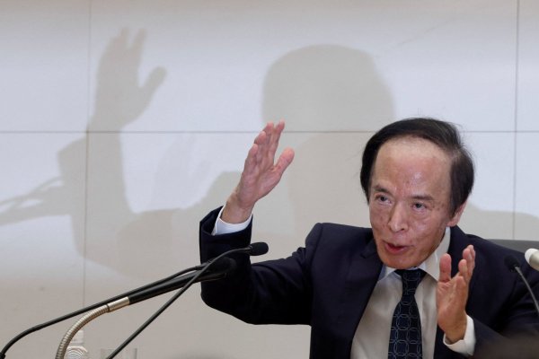 <p>El presidente del Banco de Japón, Kazuo Ueda, en una conferencia de prensa tras el anuncio del alza de tasas. (Foto: Reuters)</p>