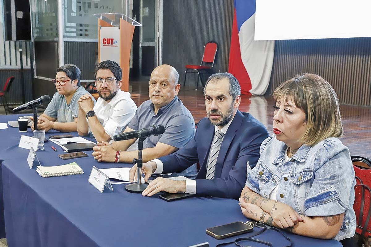 <p>Los ministros Boccardo y Grau estuvieron presentes en la reunión con la CUT.</p>