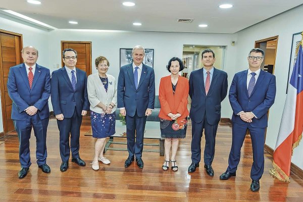 <p>El Consejo del Banco Central acudió a saludo protocolar con el mandatario electo, que estuvo acompañado de Jorge Quiroz. </p>