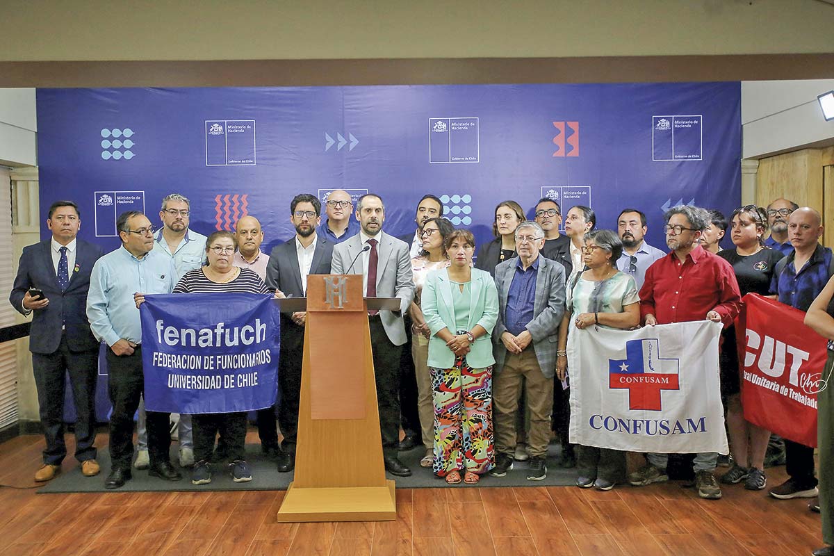 <p>La semana pasada se logró un acuerdo entre los funcionarios públicos y el Ejecutivo. Foto: Aton Chile</p>