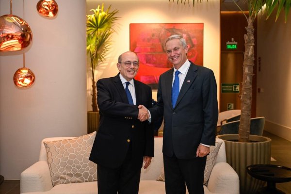 <p>El canciller Hugo de Zela saludó al Presidente electo, José Antonio Kast, durante su escala en Lima rumbo a Ecuador. (@CancilleriaPeru)</p>